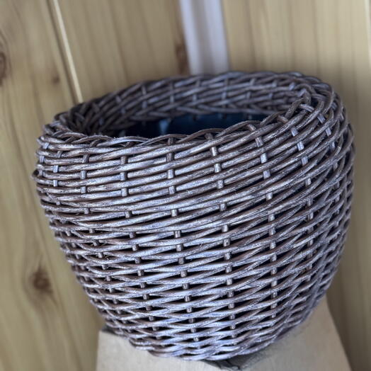 Коричневое кашпо из ротанга