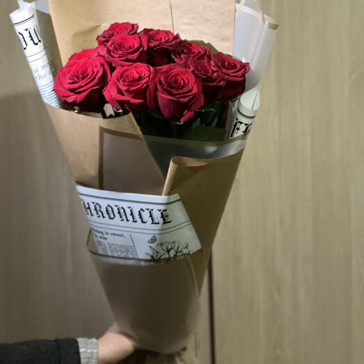 Red roses girls