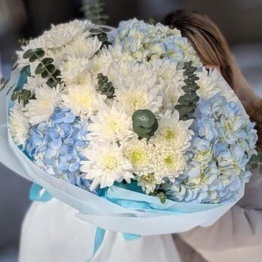 Дуо букет из гортензий и хризантемы "Инь и Янь"