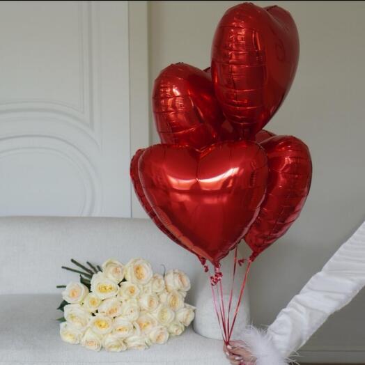 Букет шикарных белых роз и шары