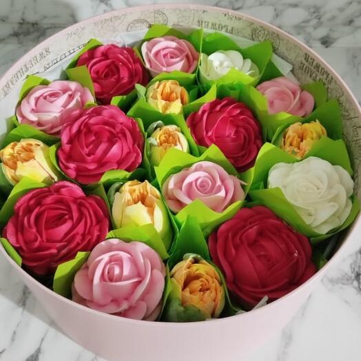 Bouquet of marshmallow flowers in a round box, diameter 32 cm (two layers of marshmallow). For the manager, Birthday, Wedding, Graduation
