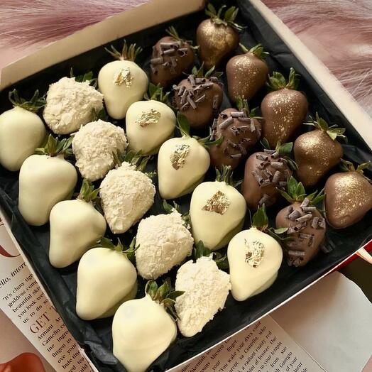 25 ягоду клубники в молочном и белом шоколаде