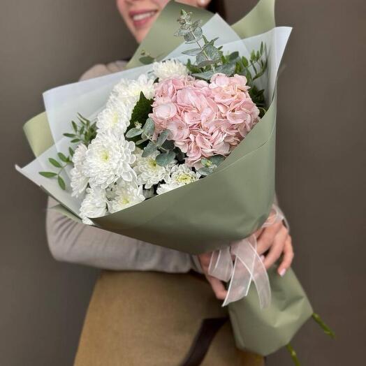 Bouquet of chrysanthemums with hydrangea