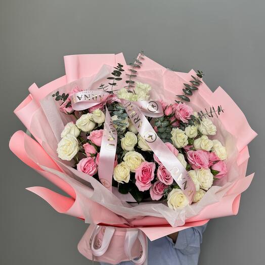 Букет из кустовых роз и эвкалипта