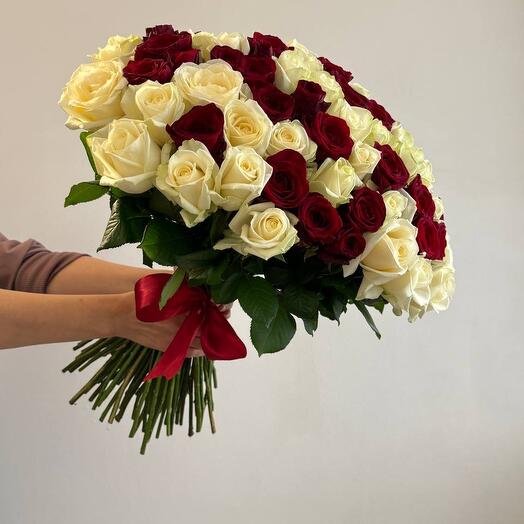 Микс из 101 красной и белой роз 50см