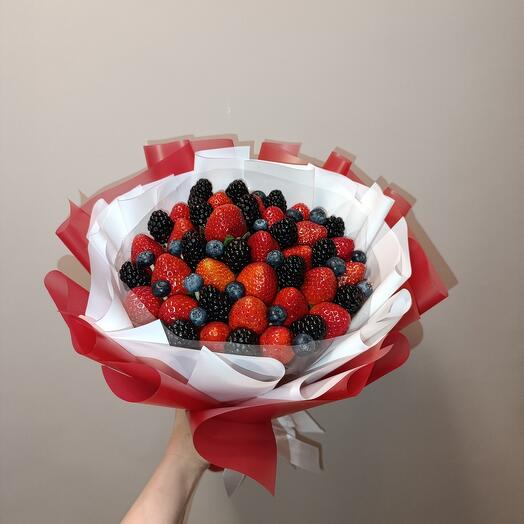 Букет из клубники и ежевики
