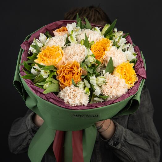 The author's bouquet "Lady Rose" with peony-shaped roses Shakespeare