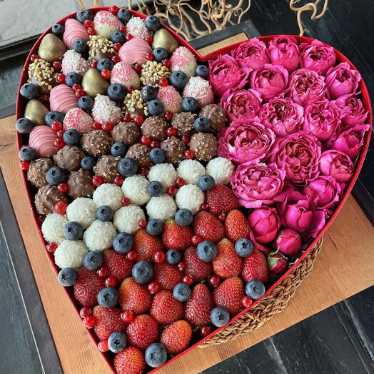 Клубника в шоколаде с пионовидными розами🍓