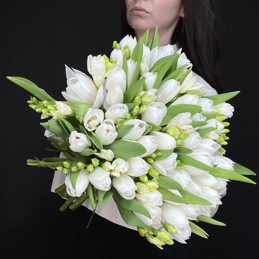 Тюльпаны и фрезии