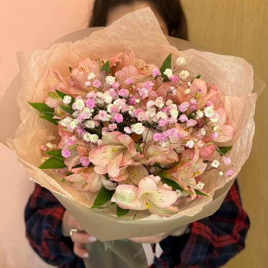 Маленький букет с альстромерией