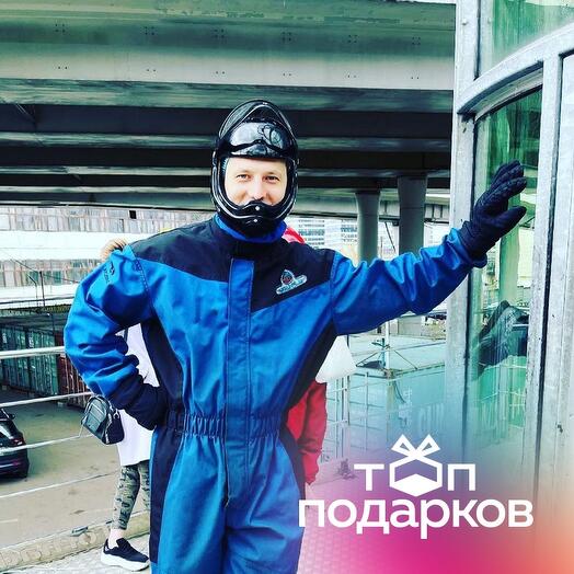 Подарочный сертификат Полет в аэротрубе с инструктором для 1 взрослого в Москве (2 мин.)
