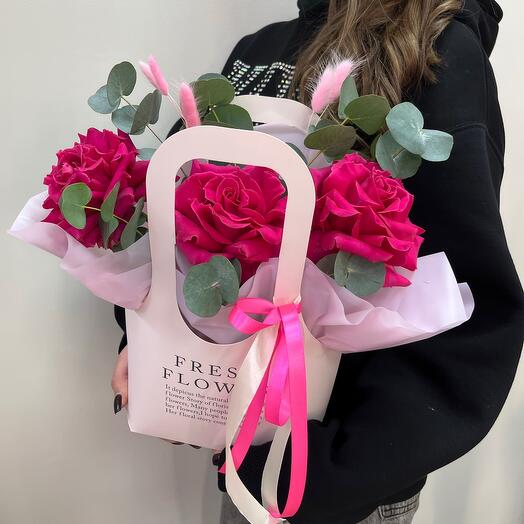 Цветочная композиция с французскими розами и эвкалиптом