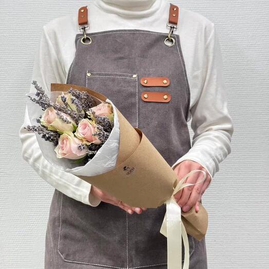 Bouquet of 5 green-pink roses with lavender in craft