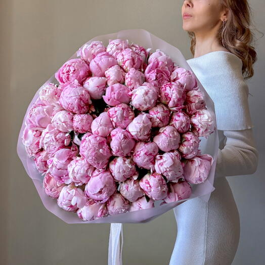 Пышный букет розовых пионов 49 шт
