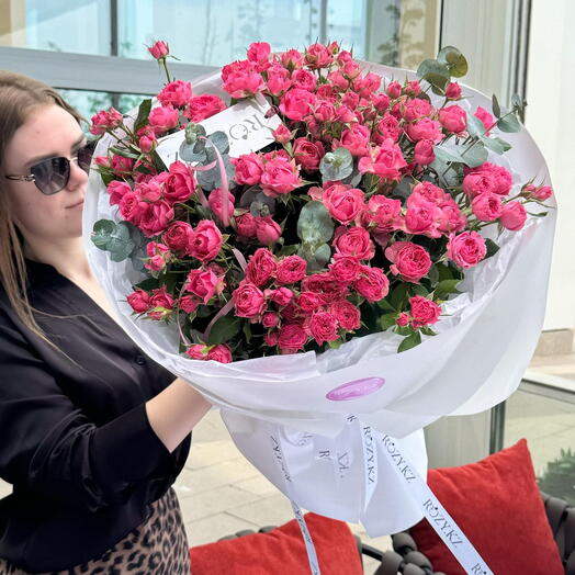 Букет из 11 веток кустовых роз с эвкалиптом