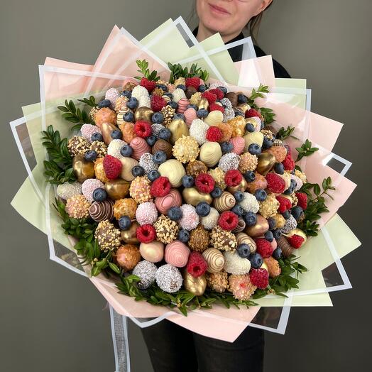 Букет из клубники в шоколаде, голубики и малины FW068