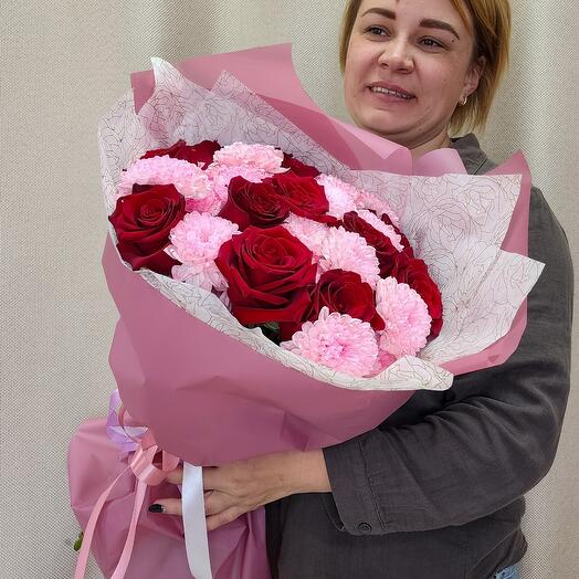 Букет хризантем розовых с розами