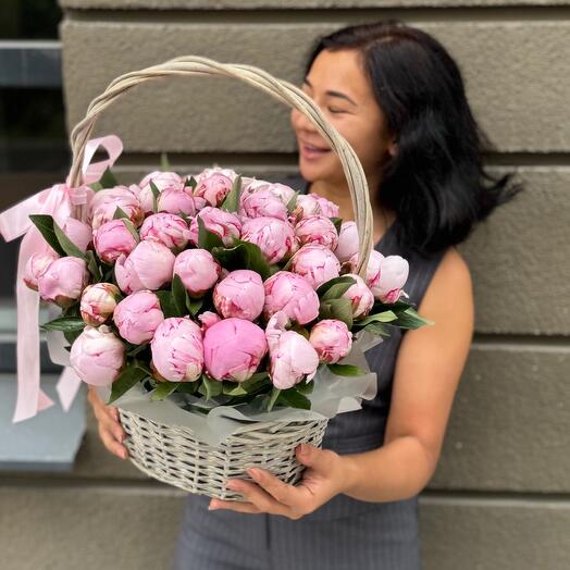 Корзина из 51 пиона Sarah Bernhardt — масштабная классика в премиальном исполнении 🌸