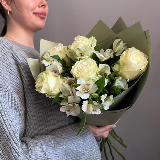 Bouquet of roses and alstroemeria