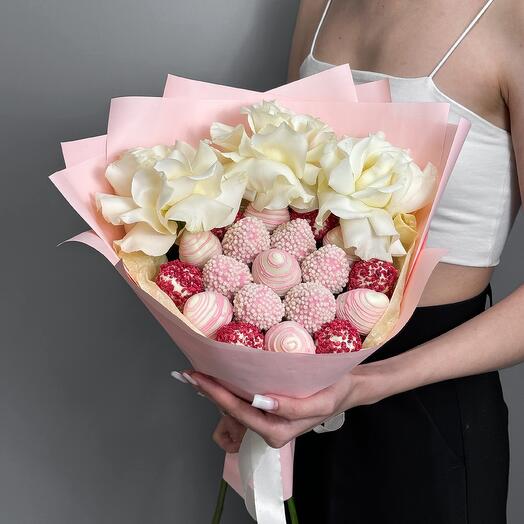 Букет из белых французских роз и клубники в шоколаде (19 шт) Delicate