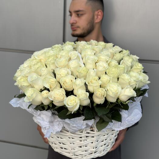 101 белая роза эквадор в корзине