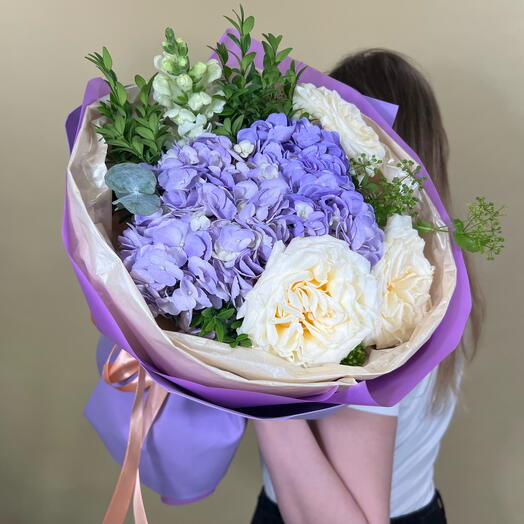 Букет  из роз и гортензии