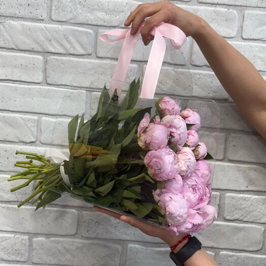 Букет из 15 пионов