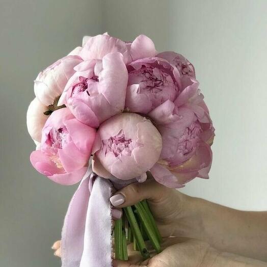 Букет невесты из 13 крупных пионов