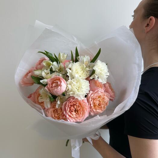 Букет с пионовидной кустовой розой, альстромерией и белоснежными диантусами☁️