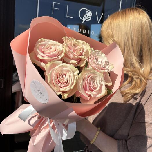 Нежно розовые пионовидные  кружевные розы Pink Mondial