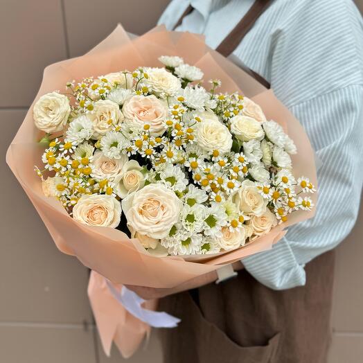 Букет "Крем-брюле" из ромашек , кустовой розы и Сантини