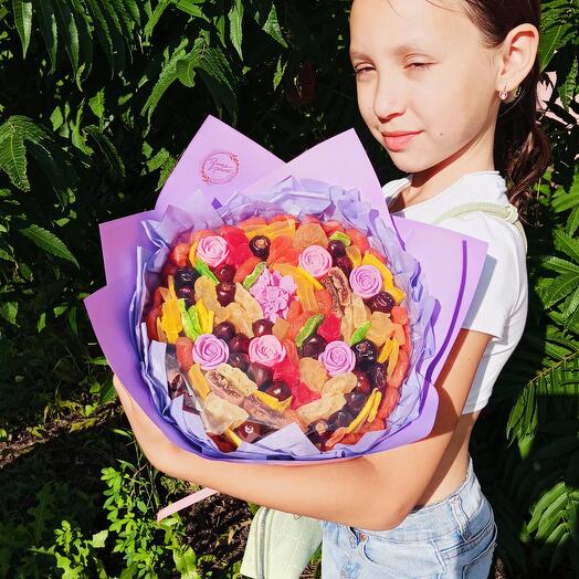 Сухофрукты и шоколадные цветы