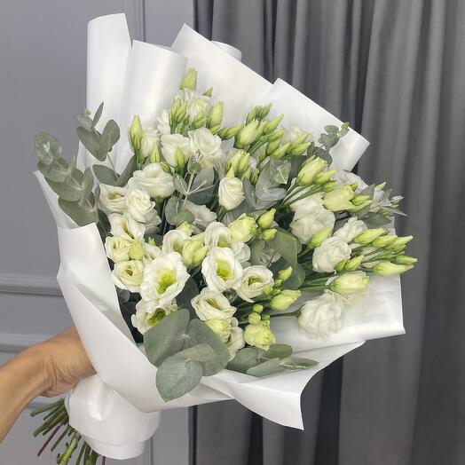 Нежный букет белая эустома (лизиантус) с эвкалиптом