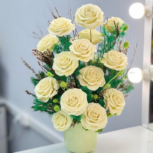 «Гармония природы» композиция в вазе из 19 стабилизированных роз и растений - живет долгие годы