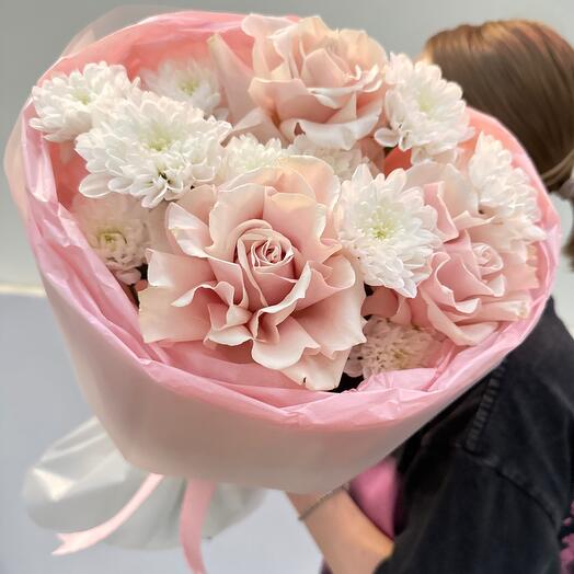 Нежный букет с розами и хризантемой 💗