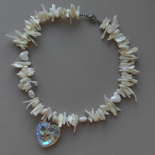 Колье из лепестков перламутра с хрустальным сердцем