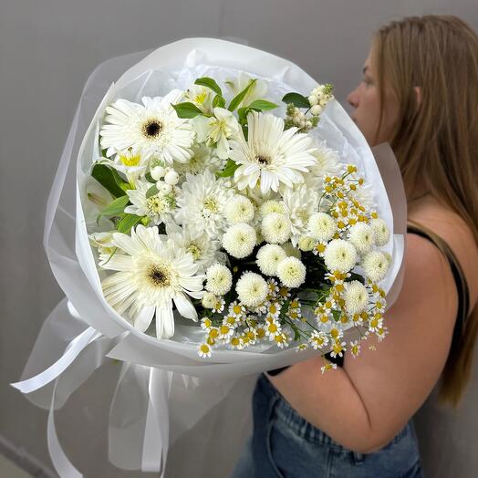 Букет с белыми герберами , альстромерией и ромашками
