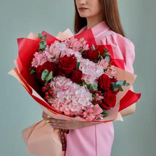 Букет из гортензий и красными розами арт. 84615