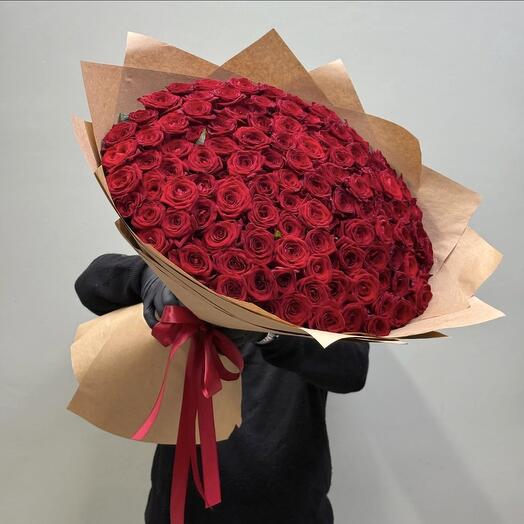 101 красная роза в крафте Классика