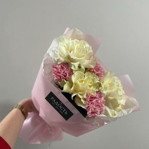 Букет из ажурных рох и диантусов