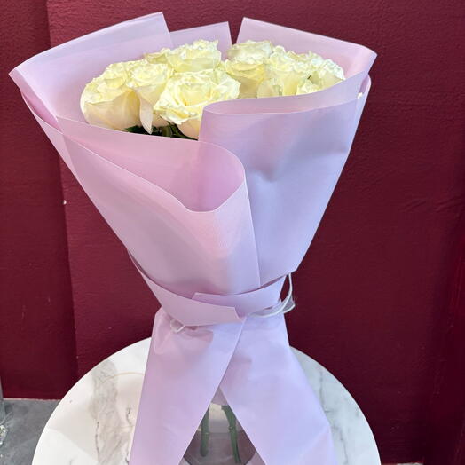 Моно-букет нежных белых роз