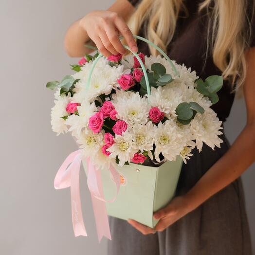 Хризантема и кустовая Роза в сумочке