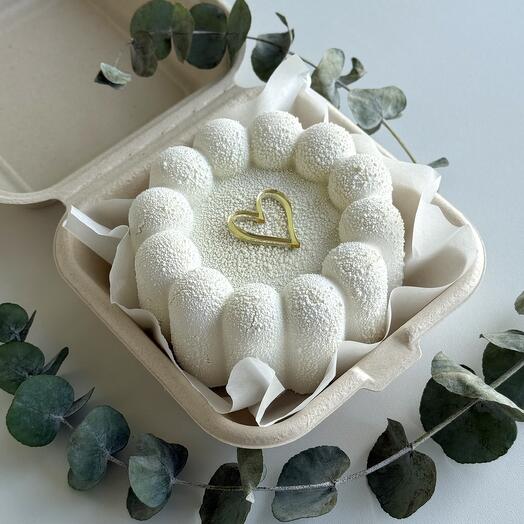 Муссовый бенто торт белый с сердцем