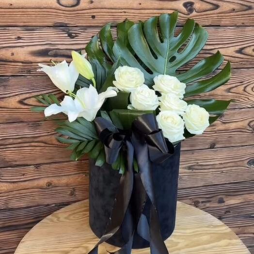 Композиция траурная из роз и лилий