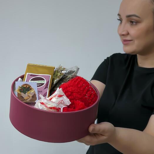Чайный набор в круглой коробке из кружки с декором, набора чаев и конфет Раффаэлло