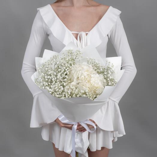 Букет из белой гипсофилы и гортензии
