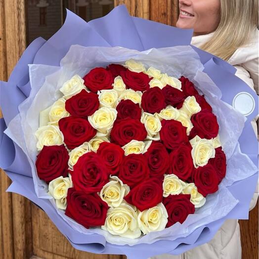 Букет из красных и белых роз 51 шт