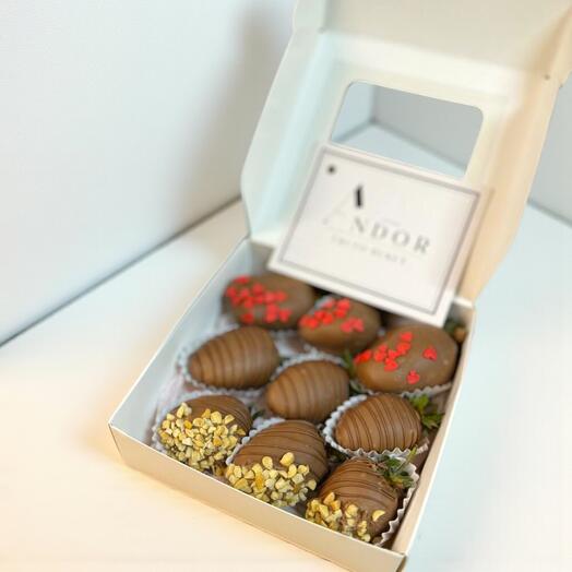 Бокс клубники в шоколаде 9 шт — сладкий подарок в элегантной упаковке