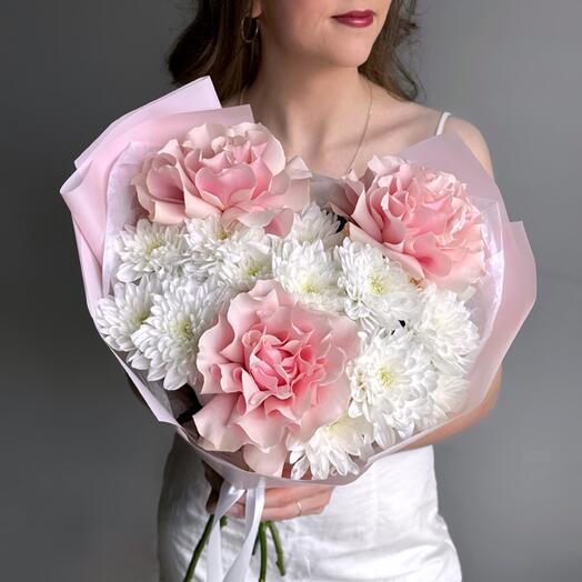 Нежный букет французские розы и кустовая хризантема