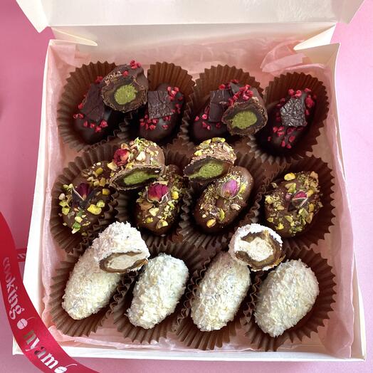 «Шоколадное трио» - финики в белом, молочном и темном шоколаде -12 штук